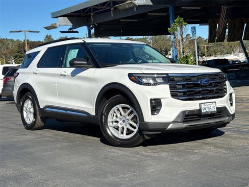 Used 2025 Ford Explorer Active w/ Active Comfort Package image 2