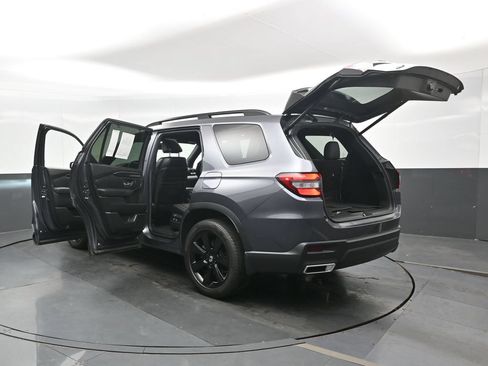 Used 2025 Honda Pilot Black Edition image 42