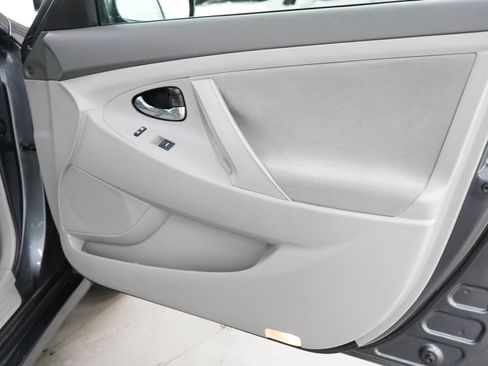 Used 2011 Toyota Camry LE FWD image 9