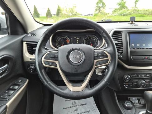 Used 2017 Jeep Cherokee Latitude w/ Cold Weather Group AWD/4WD image 19