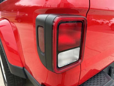 Used 2022 Jeep Gladiator Sport image 11