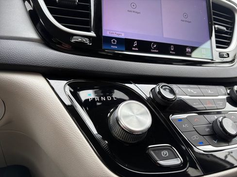 Used 2022 Chrysler Pacifica Touring-L image 27