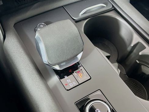 Used 2025 Land Rover Discovery Dynamic SE image 17