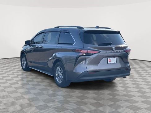 Used 2022 Toyota Sienna XLE image 5