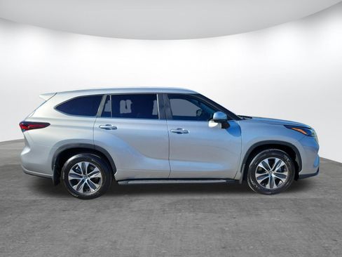 Used 2024 Toyota Highlander XLE FWD image 4