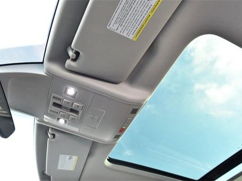 Certified 2023 Volkswagen Tiguan SE w/ Panoramic Sunroof Package image 21