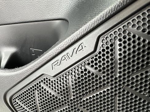 Used 2022 Toyota RAV4 XLE Premium image 9