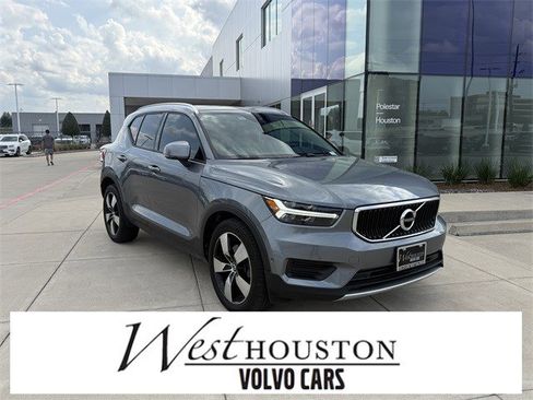 Used 2019 Volvo XC40 T5 Momentum image 1