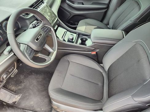 New 2026 Jeep Grand Cherokee Laredo image 9