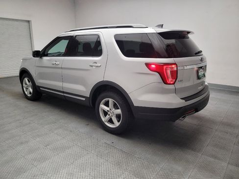 Used 2018 Ford Explorer XLT image 3