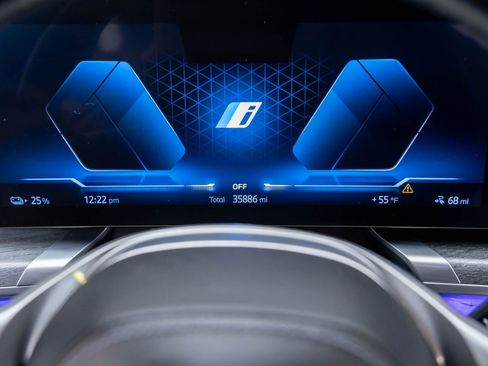 Certified 2023 BMW i7 xDrive60 w/ Executive Package 2 image 22