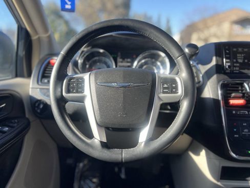 Used 2016 Chrysler Town & Country Touring image 22