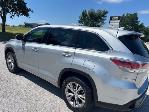 Used 2015 Toyota Highlander Plus FWD image 3