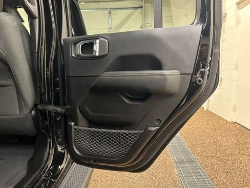 Used 2025 Jeep Wrangler Unlimited Sahara AWD/4WD image 5