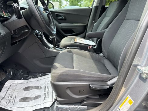 Used 2020 Chevrolet Trax LT FWD image 11