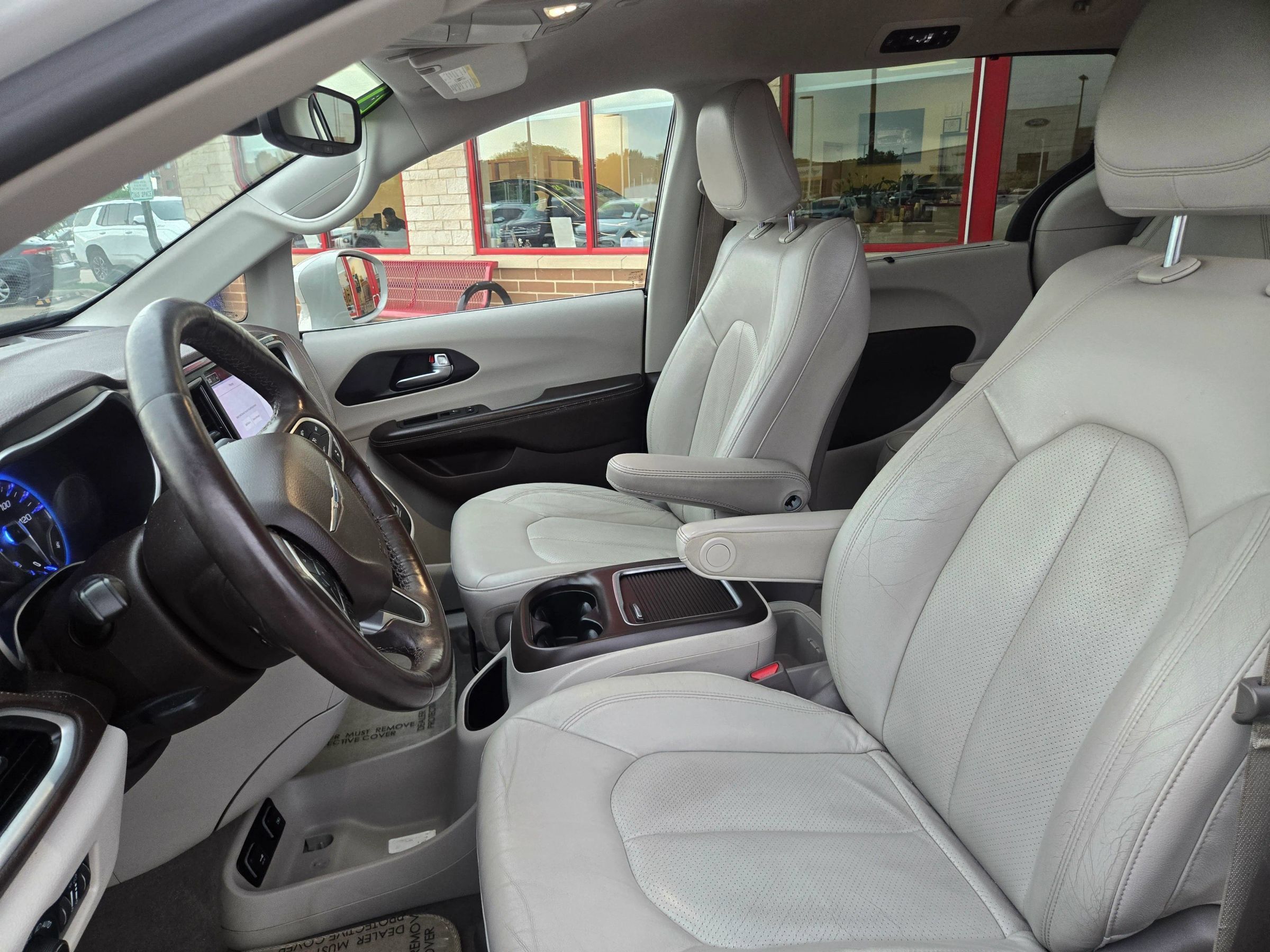 Used 2021 Chrysler Pacifica Touring-L FWD image 11