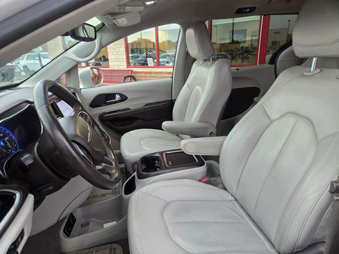 Used 2021 Chrysler Pacifica Touring-L FWD image 11