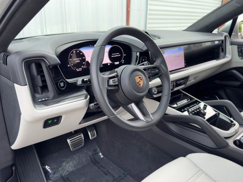 Used 2024 Porsche Cayenne Turbo image 15