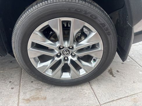 Used 2023 Toyota RAV4 XLE Premium image 10