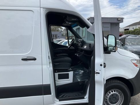 Used 2022 Mercedes-Benz Sprinter 2500 image 35