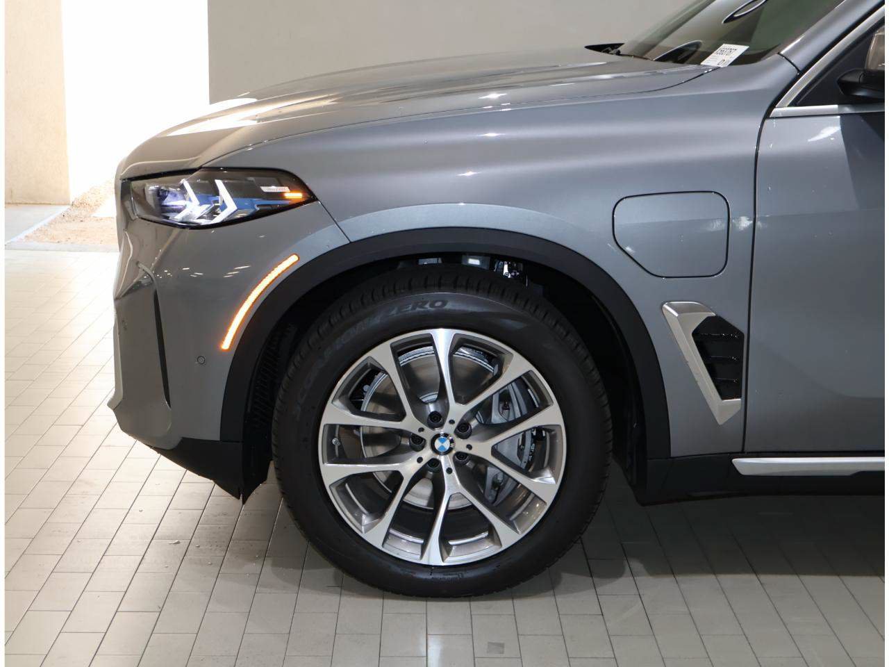 Used 2026 BMW X5 xDrive50e w/ Premium Package AWD/4WD image 4