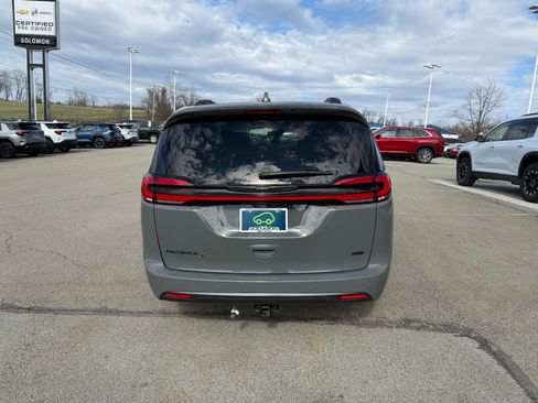 Used 2022 Chrysler Pacifica Touring-L w/ S Appearance Package image 5