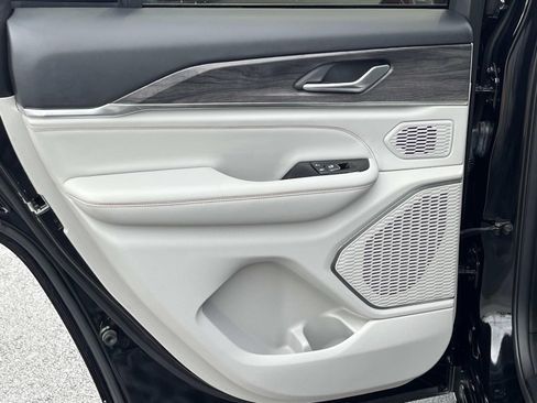 Used 2023 Jeep Grand Cherokee Overland AWD/4WD image 17