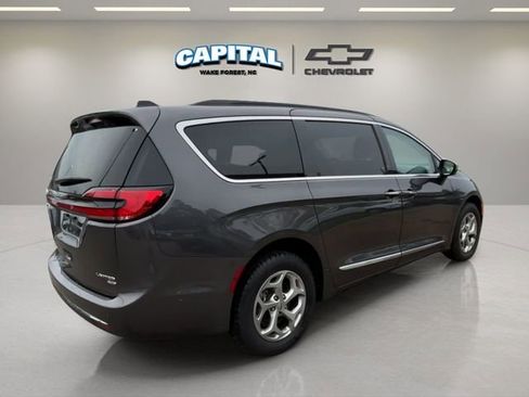 Used 2023 Chrysler Pacifica Limited image 5