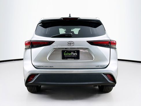 Used 2024 Toyota Highlander LE image 7