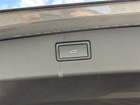 Certified 2025 Volkswagen Tiguan SE image 27