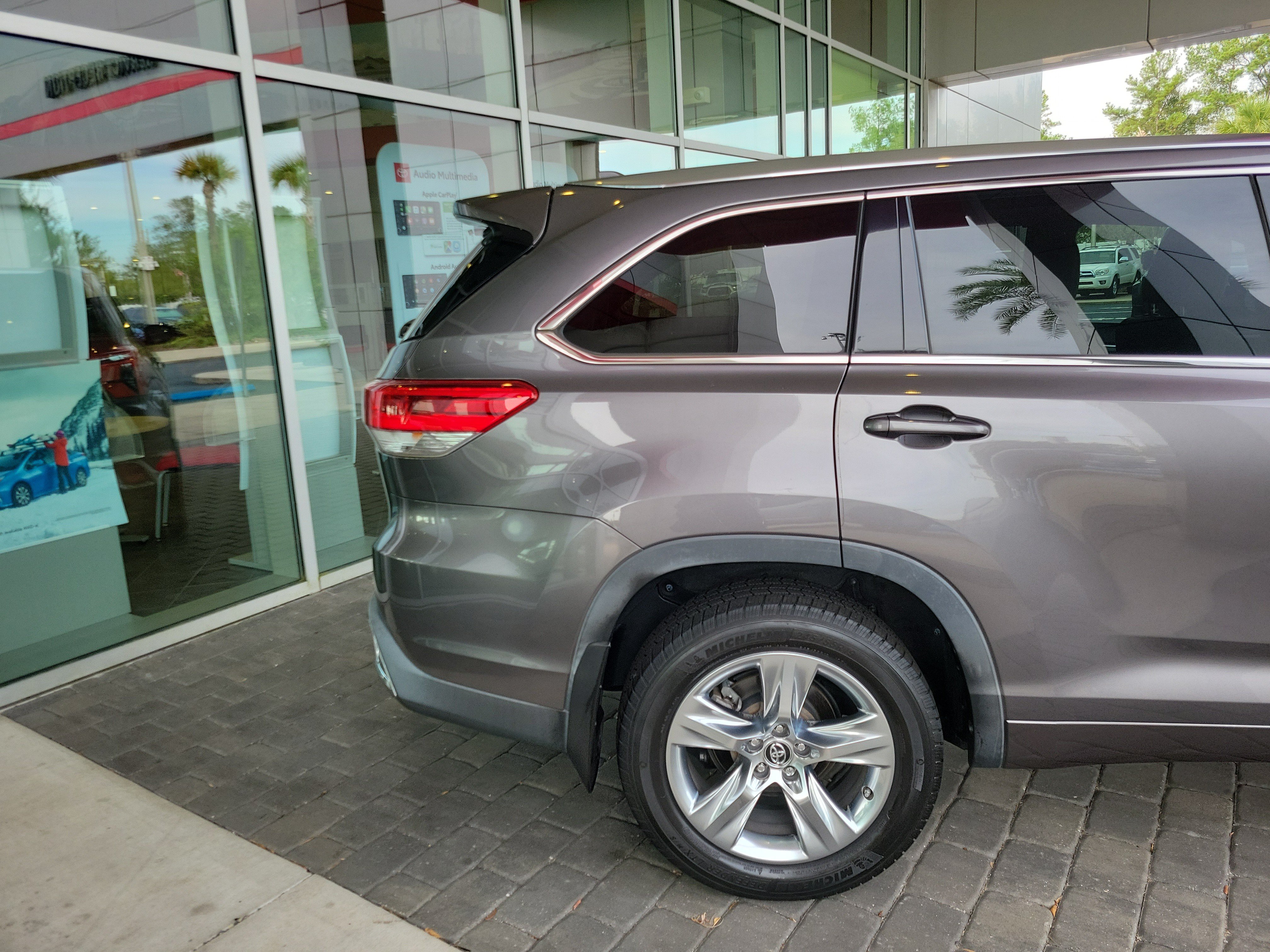 Used 2019 Toyota Highlander Limited FWD image 6