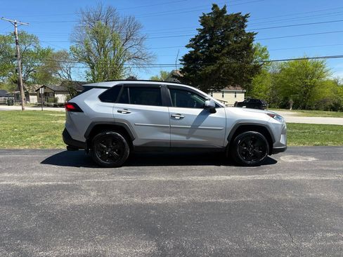 Used 2020 Toyota RAV4 XLE w/ Convenience Package FWD image 6