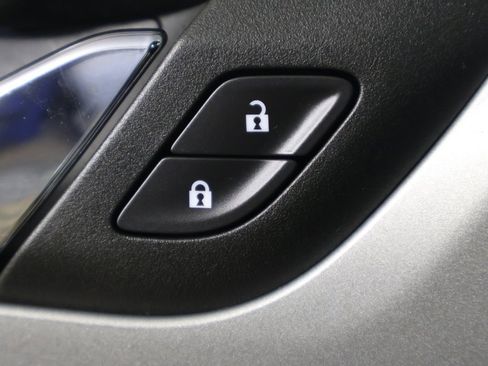 Used 2023 Chevrolet Traverse LT w/ Rear Camera Mirror Package image 41