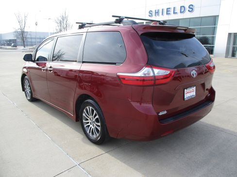Used 2018 Toyota Sienna XLE Premium image 3