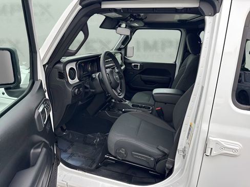 Used 2025 Jeep Wrangler Unlimited Sport AWD/4WD image 9