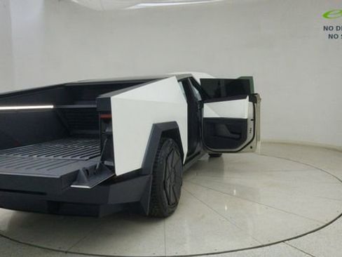 Used 2024 Tesla Cybertruck AWD Crew Cab image 71