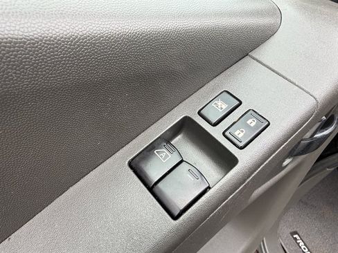 Used 2014 Nissan Frontier SV w/ SV Value Truck Package AWD/4WD image 12