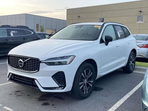Used 2025 Volvo XC60 B5 Core AWD/4WD image 2