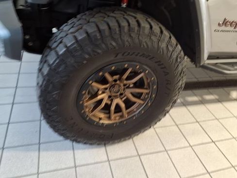Used 2020 Jeep Gladiator Rubicon w/ Cold Weather Group AWD/4WD image 5