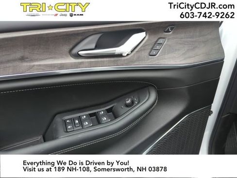 New 2025 Jeep Grand Cherokee L Overland w/ Luxury Tech Group IV image 8