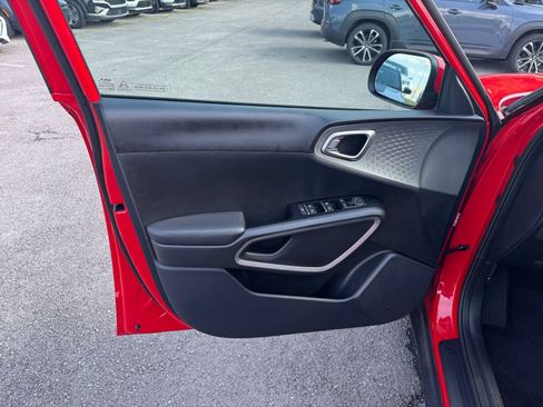 Used 2025 Kia Soul LX w/ LX Technology Package FWD image 15