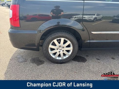 Used 2014 Chrysler Town & Country Touring FWD image 33