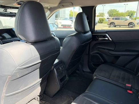 Used 2024 Mitsubishi Outlander AWD image 6