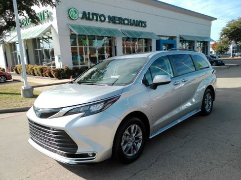 Used 2024 Toyota Sienna XLE image 1