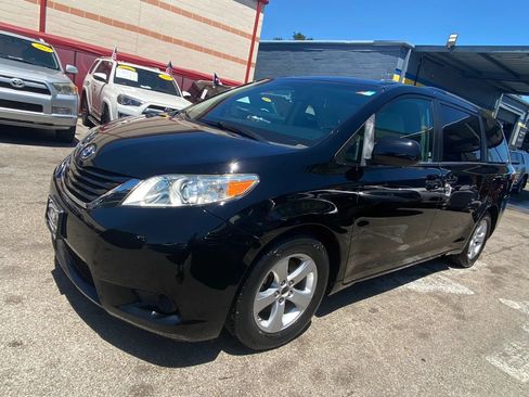 Used 2017 Toyota Sienna LE FWD image 2