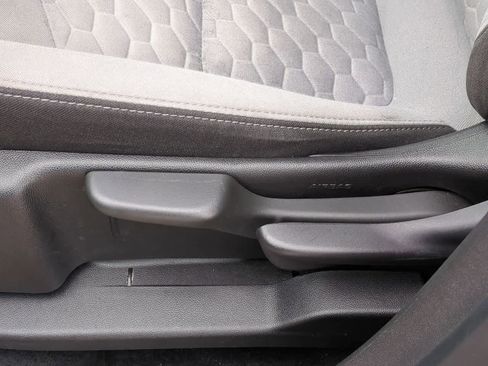 Used 2021 Chevrolet Equinox LS image 17