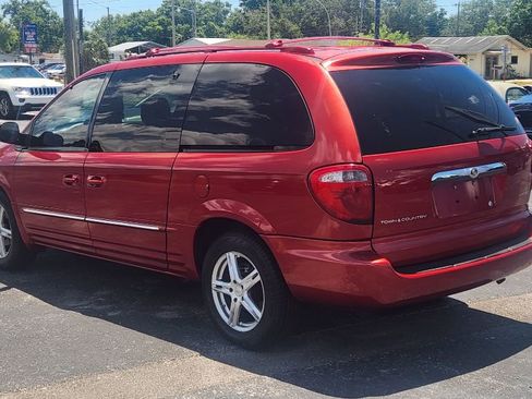 Used 2004 Chrysler Town & Country Limited FWD image 4
