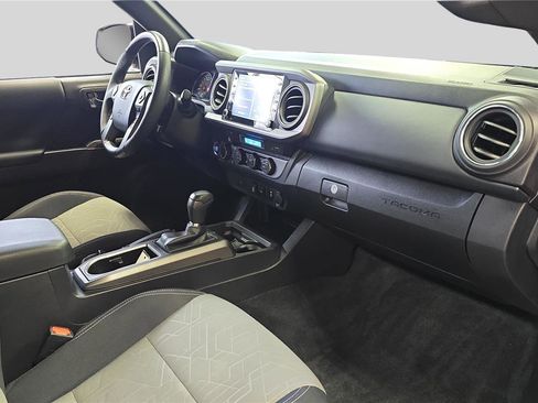 Used 2023 Toyota Tacoma TRD Sport image 12