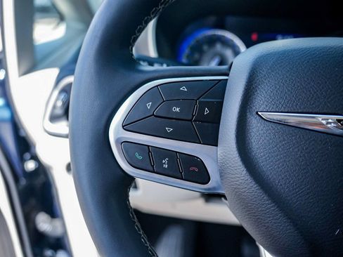 Used 2023 Chrysler Pacifica Touring-L FWD image 14