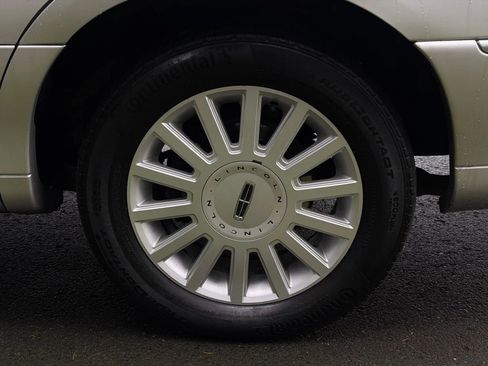 Used 2005 Lincoln Town Car Signature image 56